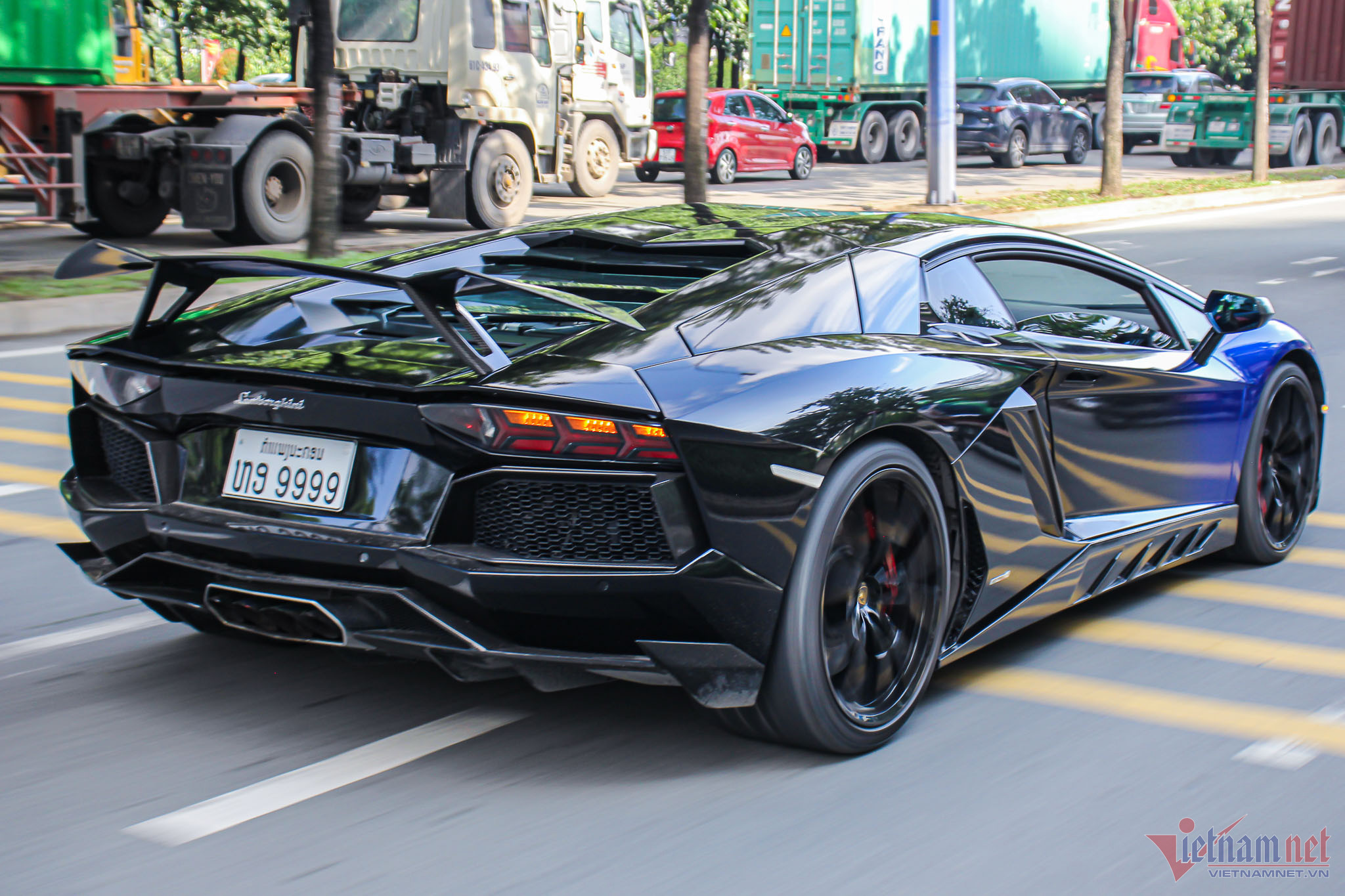 Lamborghini Aventador LP700-4 biển số "tứ quý 9".