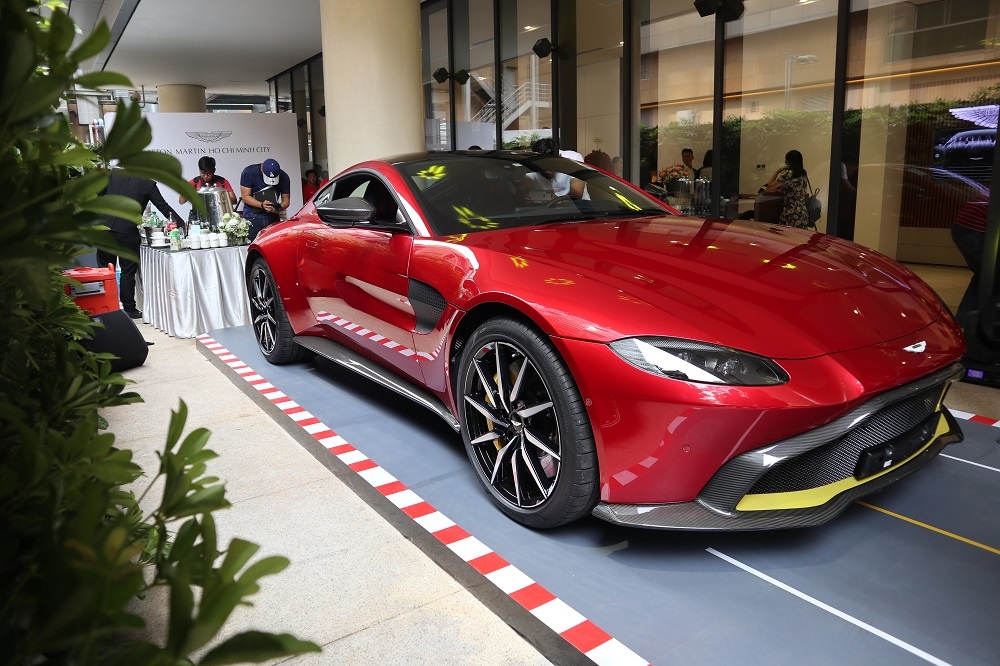 Siêu xe Aston Martin Vantage V8 ra mắt giá từ 14,9 tỷ đồng tại Việt Nam