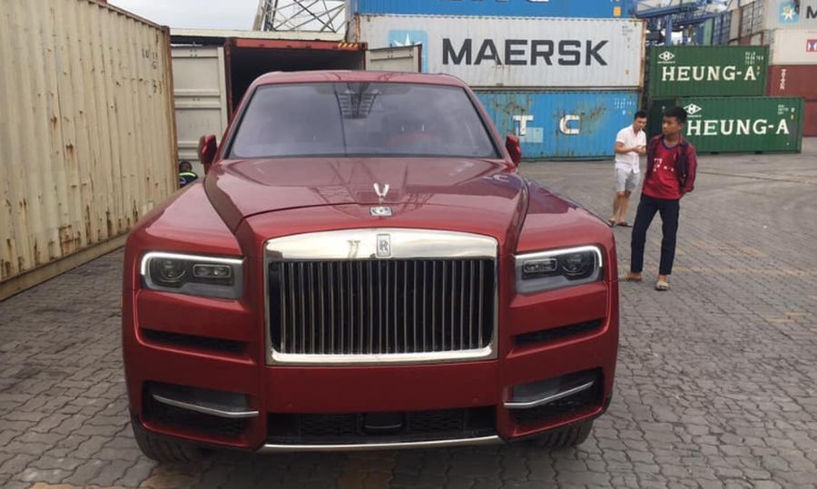 Rolls-Royce Cullinan màu đỏ về Việt Nam, giá trên 41 tỷ đồng